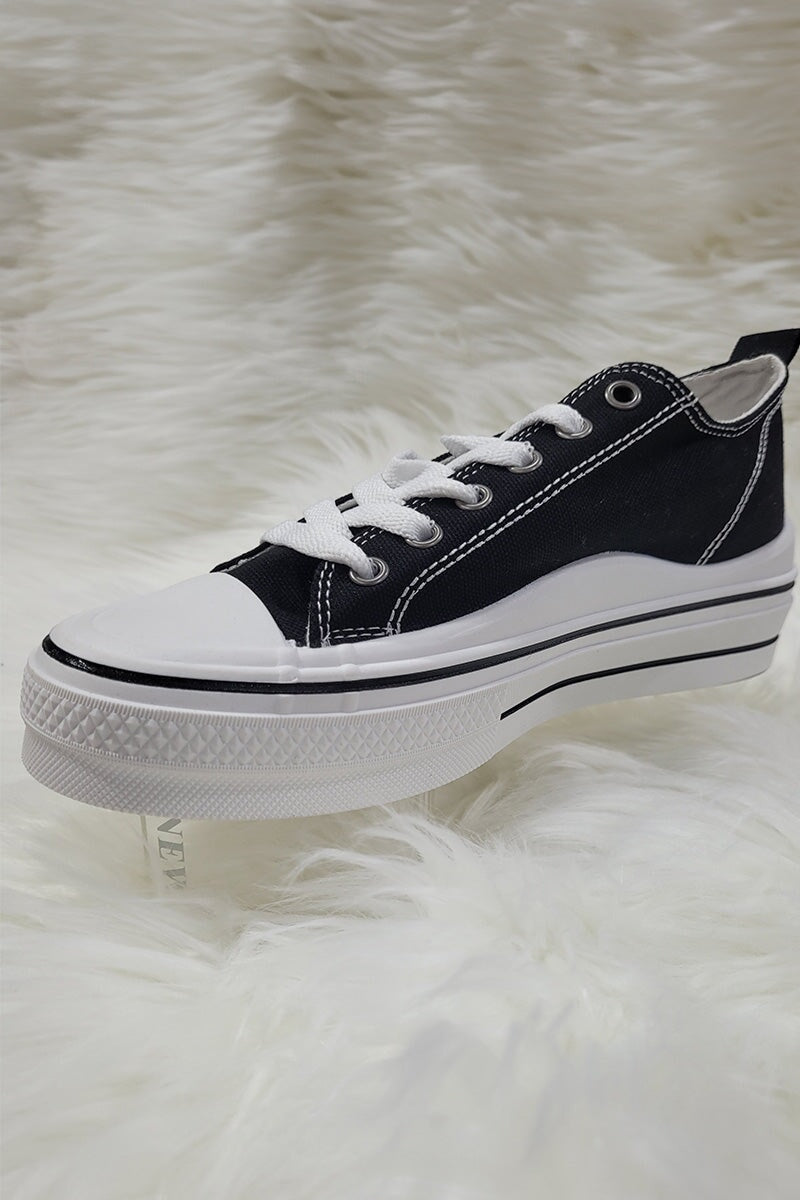 BLACK LOW TOP LACE UP TRAINER