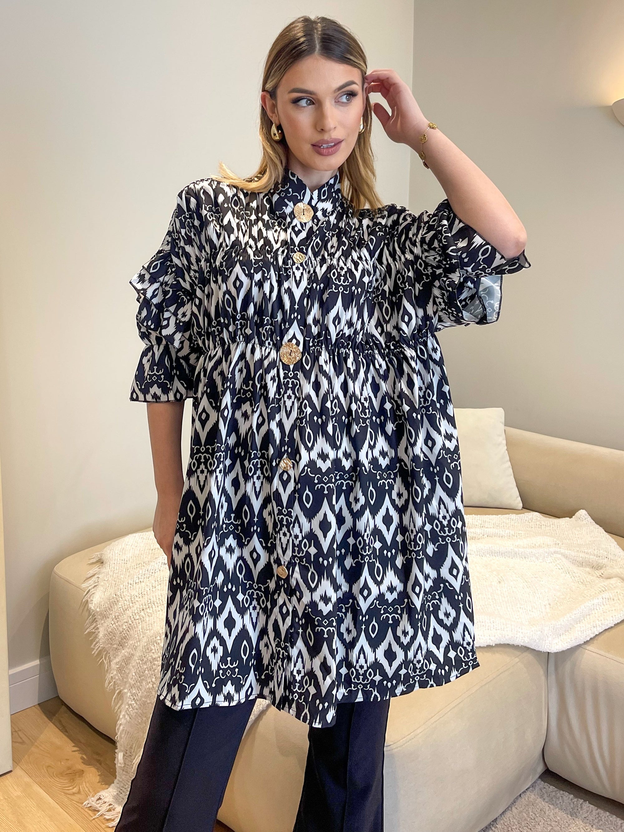 BLACK AND WHITE PRINTED BUTTON UP RUCHED DETAIL SMOCK DRESS