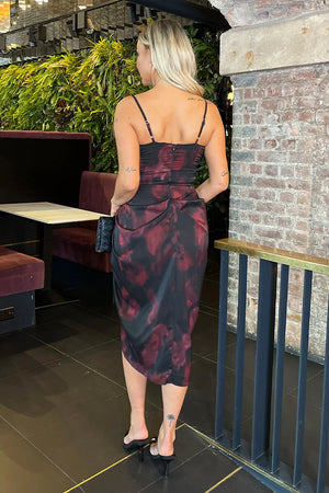AX PARIS PLUM AND BLACK SMUDGE PRINT STRAPPY GATHERED SKIRT MIDI DRESS