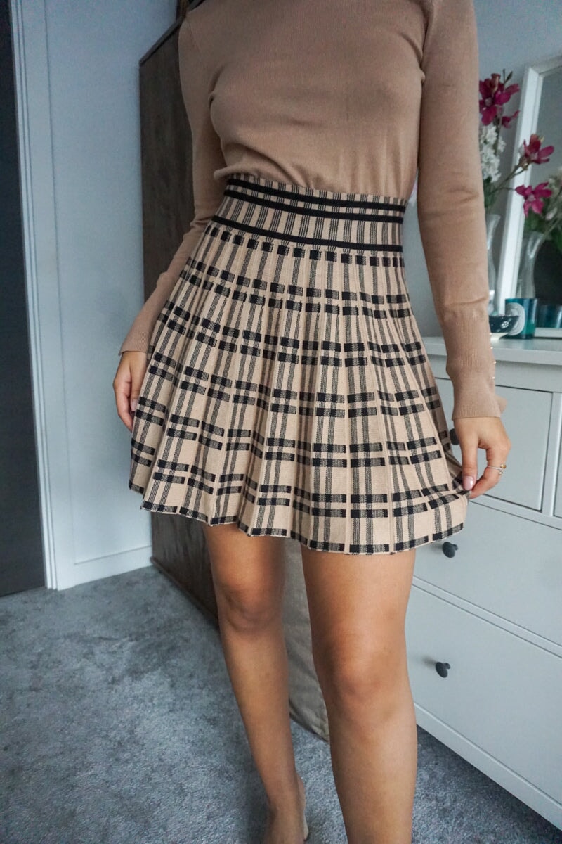 CAMEL AND BLACK CHECKED PLEATED KNITTED SKIRT