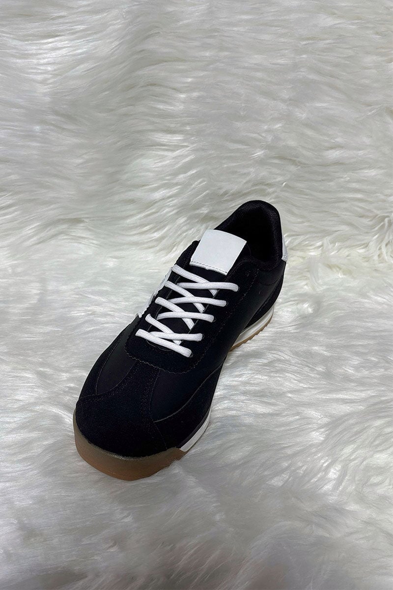 BLACK LOGO LACE UP RUNNER STYLE TRAINER