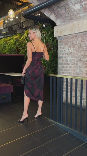 AX PARIS PLUM AND BLACK SMUDGE PRINT STRAPPY GATHERED SKIRT MIDI DRESS