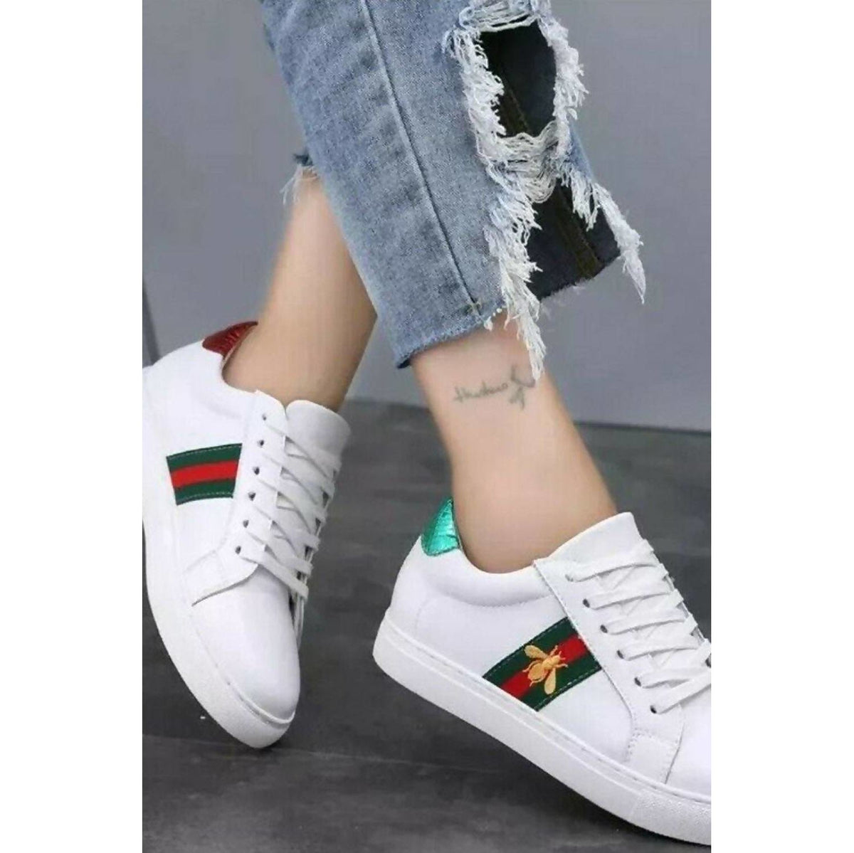 WHITE LACE UP BEE LOGO TRAINER